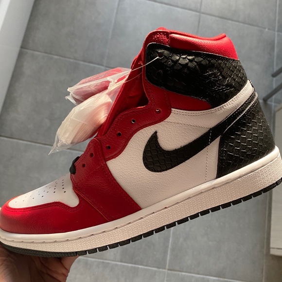 JORDAN 1 RETRO (Satin Snake Chicago) - Picture 1 of 4
